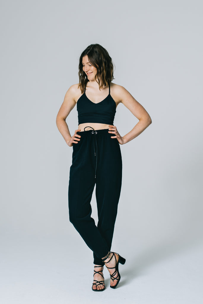 Attain Studios - Sustainable lightweight high-waisted Sweatpants in black, which are soft, stretchy and designed in 100% GOTS certified Organic Cotton. Size S